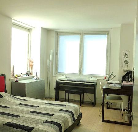 4th image of 211 E 46th St #20F