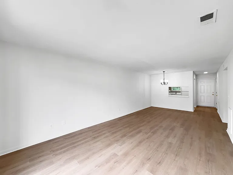 Chateau Orleans Apartments — Photo 7