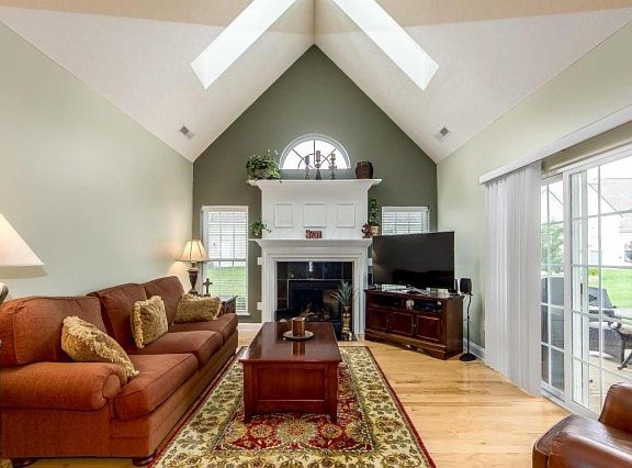 3rd image of 587 Foxdale Pl
