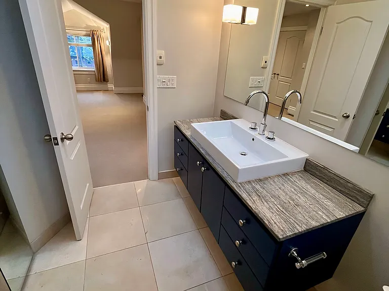 492 Markham St — Photo 10