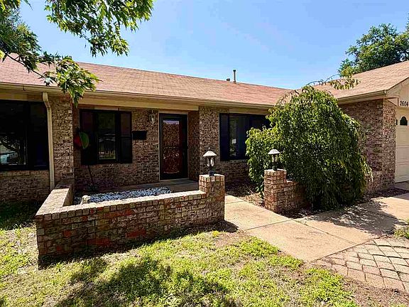 2nd image of 2604 Temple Pl