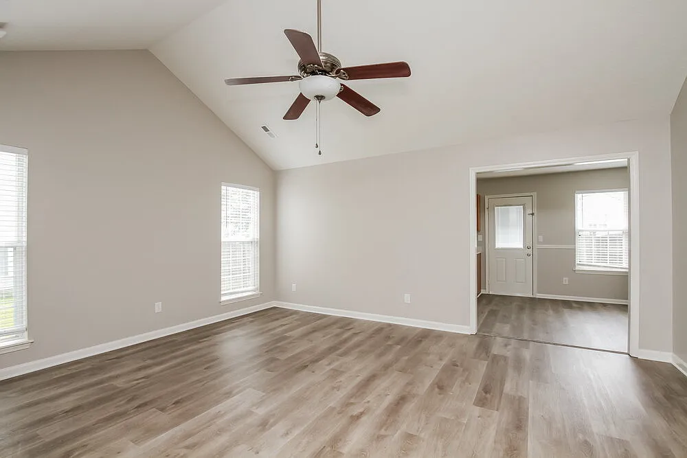 3 bed, 2.0 bath, 1351 sqft, $1,895 — Photo 3