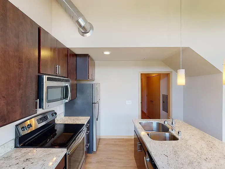 902 Drake St — Photo 53