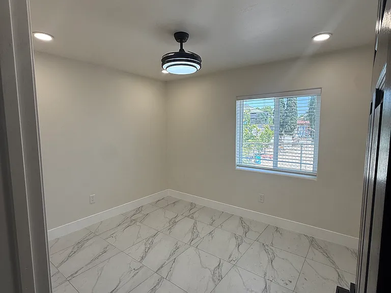 646 S Sunshine Ave — Photo 5