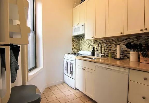 4th image of 321 E 66th St