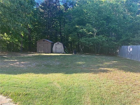4th image of 695 Old Castle Dr
