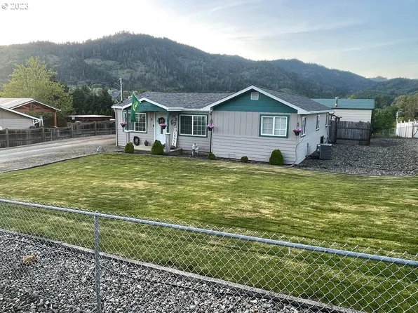 1065 NE Simpson Ln, Myrtle Creek, OR 97457