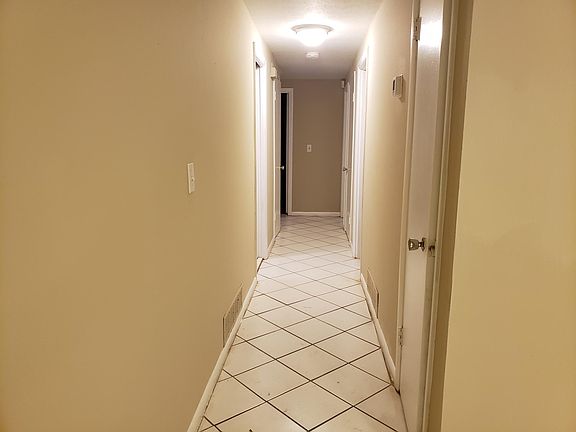 Hallway to the bathroom and bedrooms