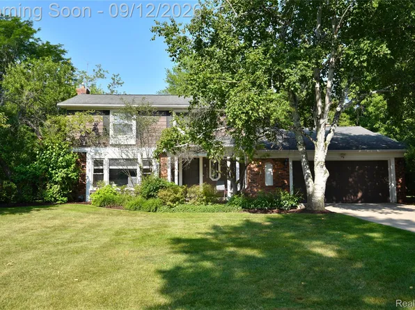 7230 Riverstone Rd, West Bloomfield, MI 48322