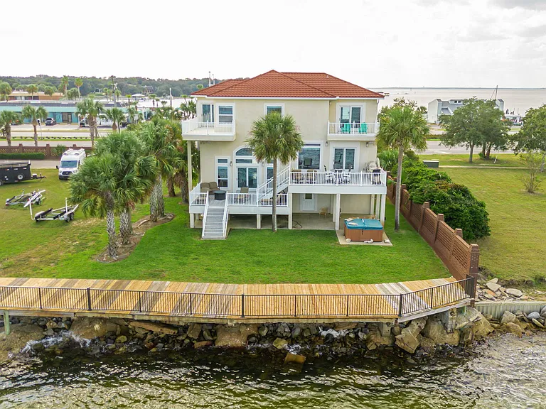 20 Baybridge Dr — Photo 2