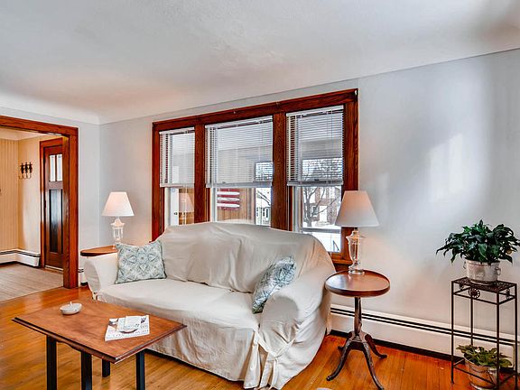 5th image of 902 Hyacinth Ave E