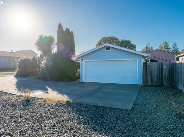 1590 Saint John Ave, Coos Bay, OR 97420