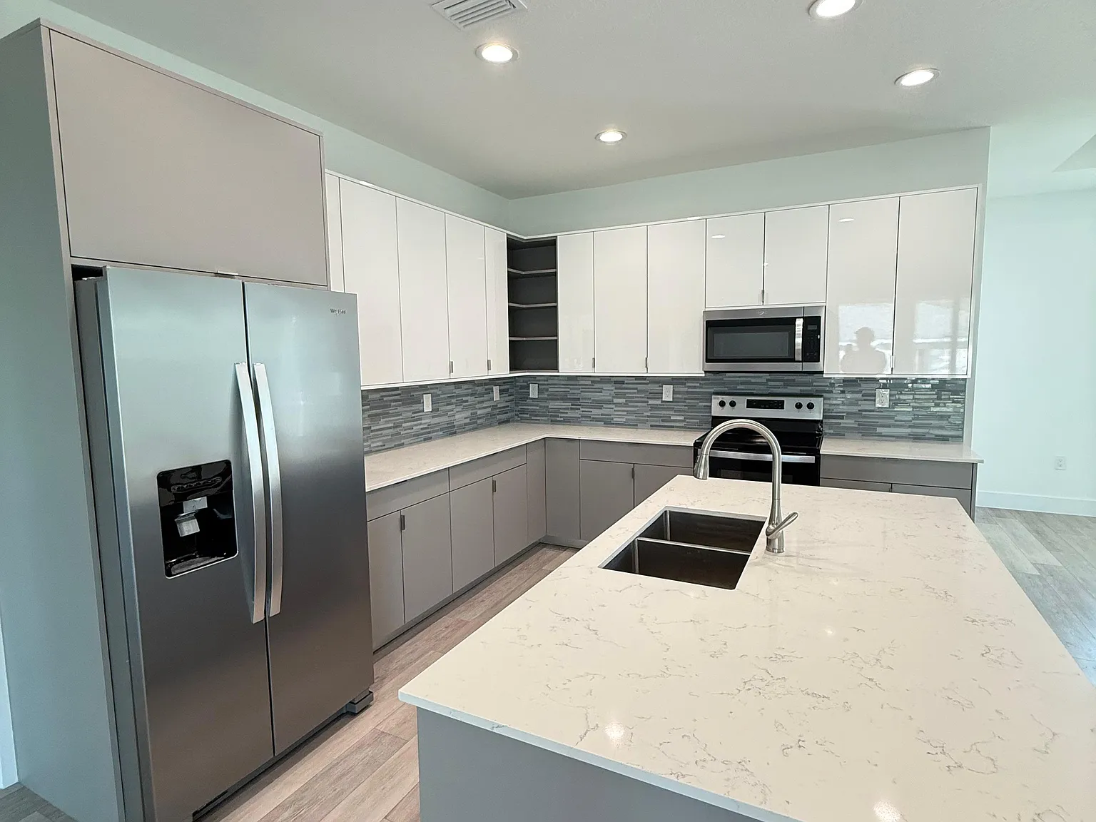3 bed, 1720 sqft, $2,400 — Photo 2