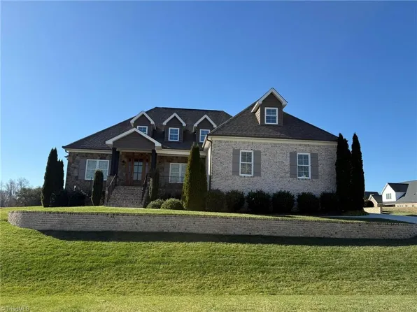 8521 Parkchester Pl, Oak Ridge, NC 27310