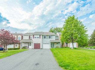 10 Stirrup Dr, East Greenbush, NY 12061