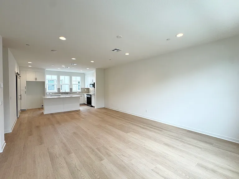 2554 Delphinium Ln — Photo 10