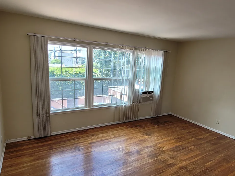 1623 S Sycamore Ave #4