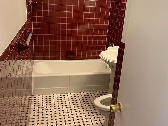 5th image of 4913 Upland Dr