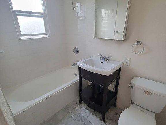 4th image of 485 1/2 S Roxbury Dr #489
