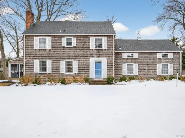 4 Colonial Court, Bay Shore, NY 11706