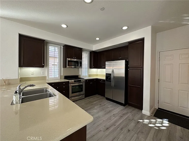 611 McKenna St — Photo 3