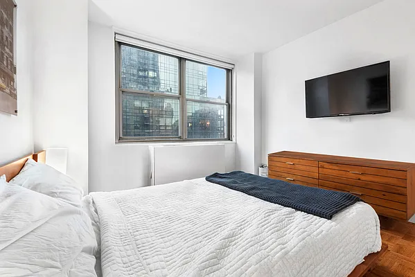 Rented by Coldwell Banker Warburg | media 11