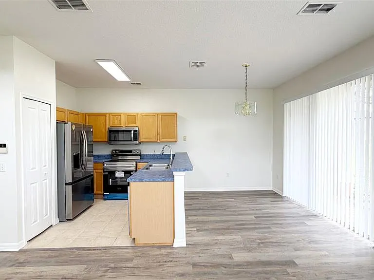 203 Madison Cir — Photo 6