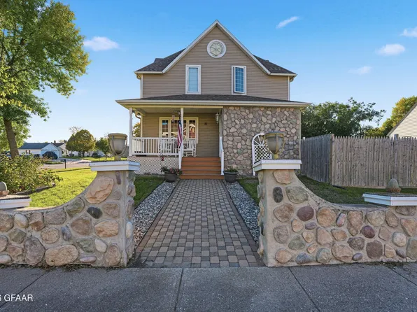 21 3rd St SE, Hillsboro, ND 58045