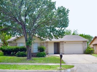 826 W Embercrest Dr, Arlington, TX 76017