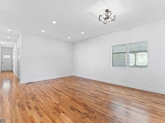 4th image of 246 Cortlandt St #1