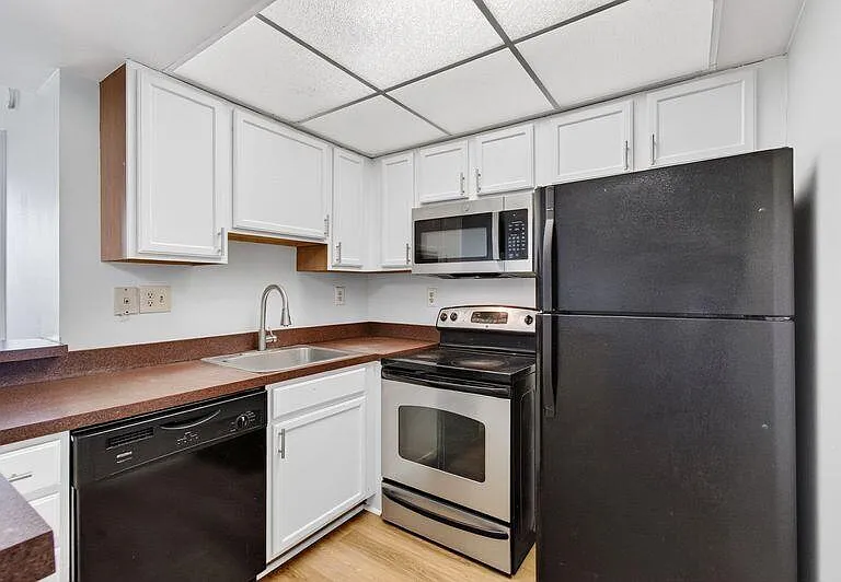 760 Executive Center Dr #32 — Photo 2