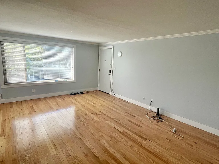 4451 Woodland Park Ave N #5 — Photo 3