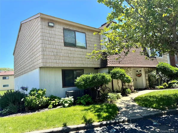 71 Pointe Circle S #71, Coram, NY 11727