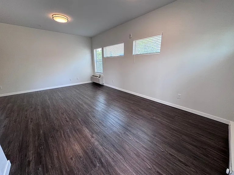 1298 Meade St — Photo 2