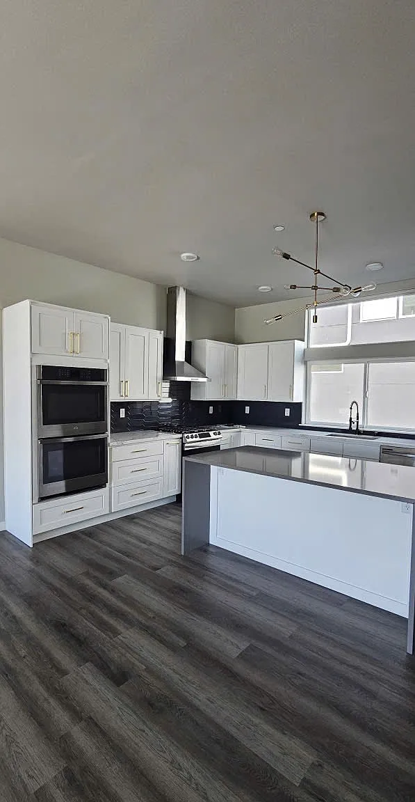 4 bed, 3.5 bath, 2050 sqft, $4,300 — Photo 4