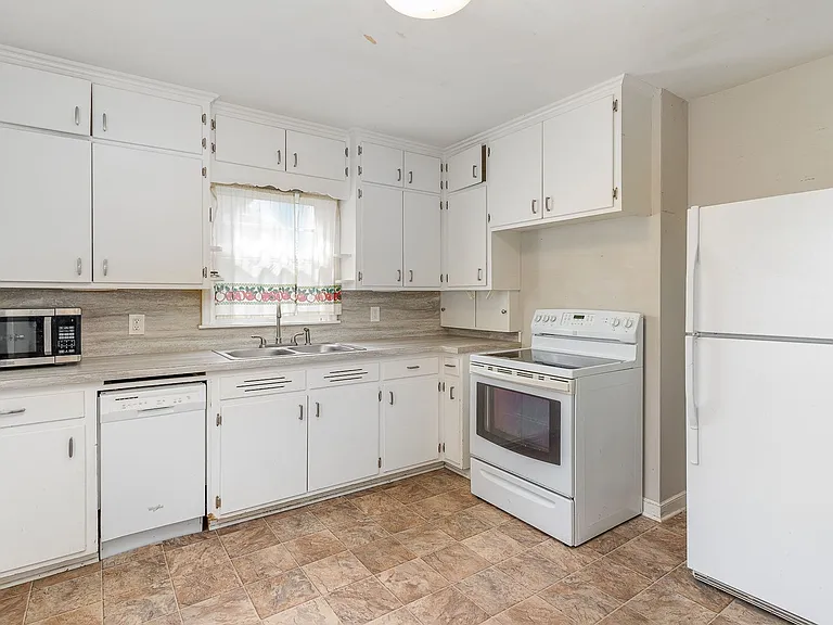 1270 Hubbard Ave — Photo 4