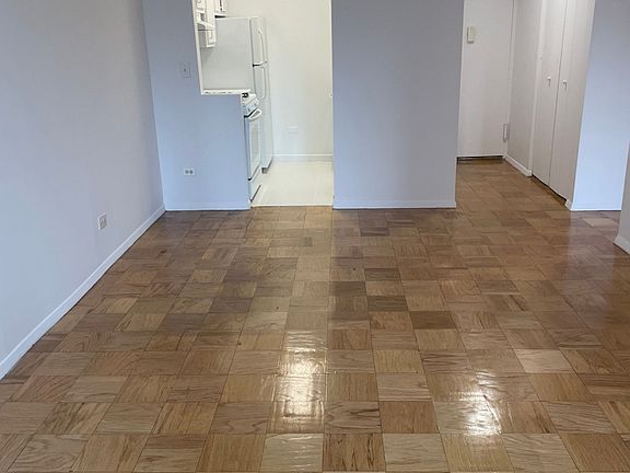 3rd image of 200 E 72nd St APT 8D