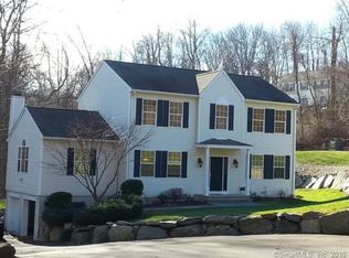 32 Paugussett Rd, Sandy Hook, CT 06482