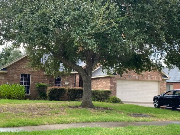 110 Hamilton Ct, Clute, TX 77531