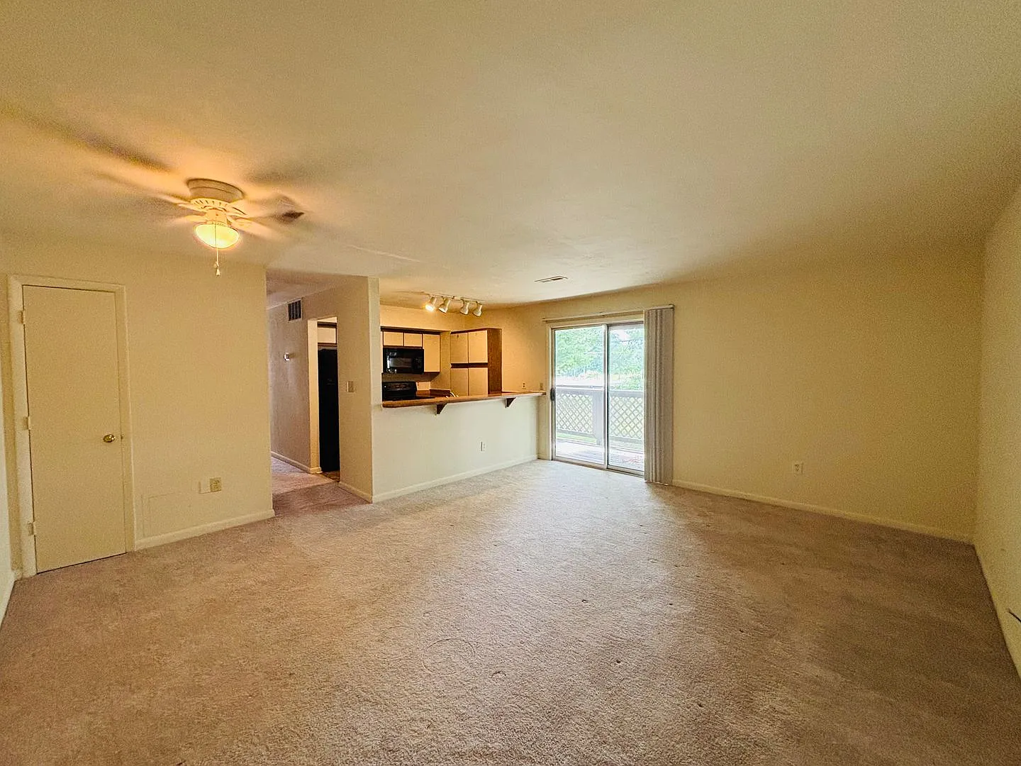 3 Bedroom 2 Bath Condo - — Photo 3