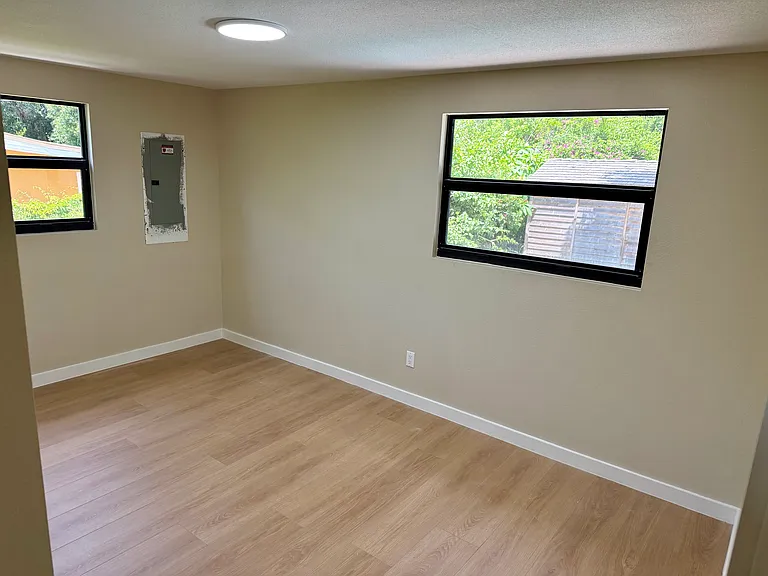 985 Cedarwood Ave — Photo 8