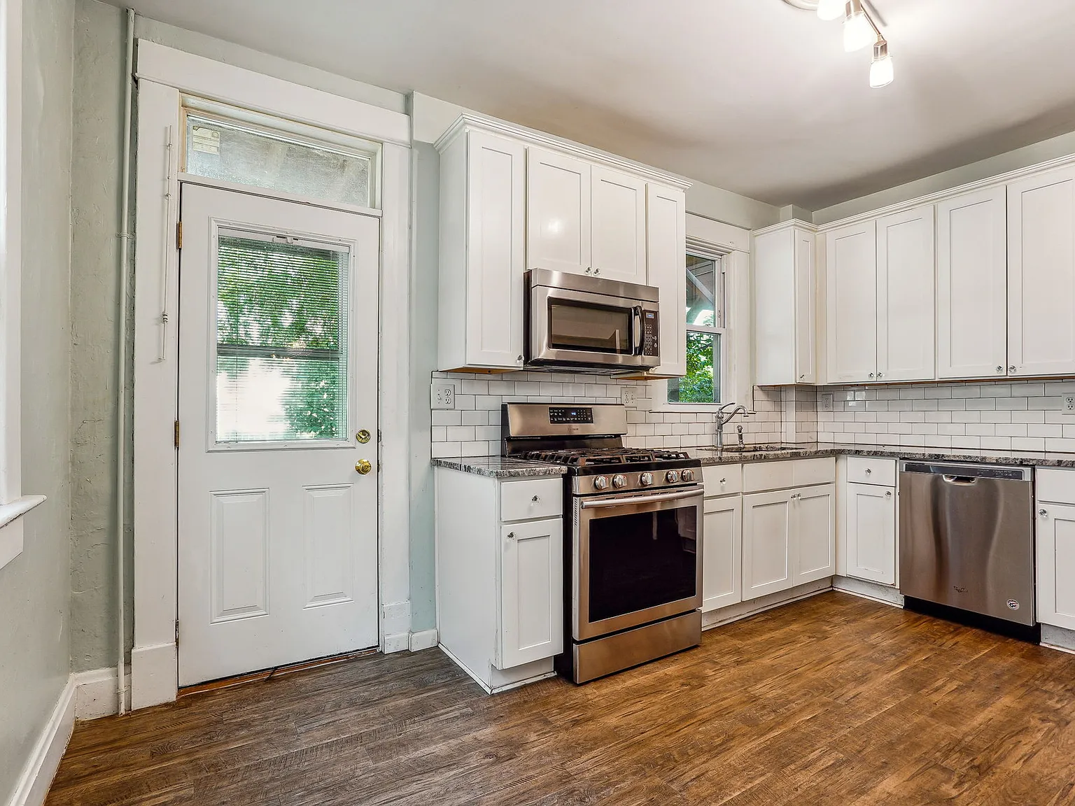 6 bed, 2600 sqft, $465 — Photo 2