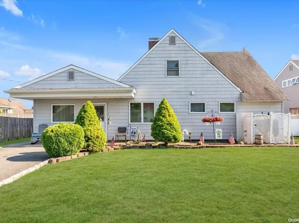 32 Trumpet Lane, Levittown, NY 11756