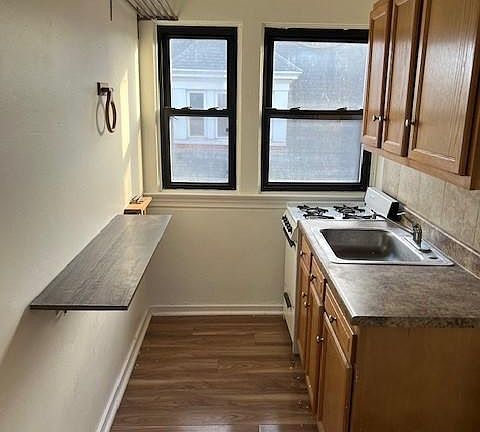 3rd image of 900 Savannah Ave #3