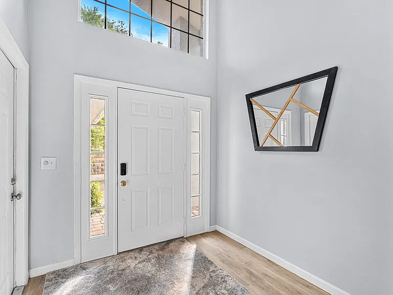 975 Oak St — Photo 3