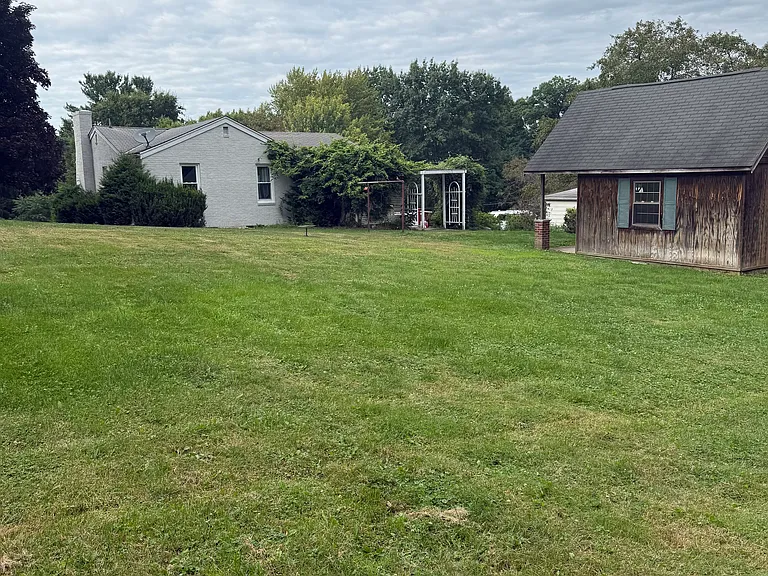 306 Court Dr — Photo 7