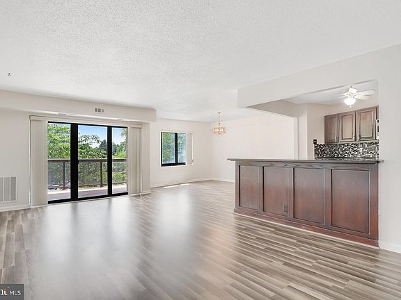 5th image of 203 Yoakum Pkwy APT 214