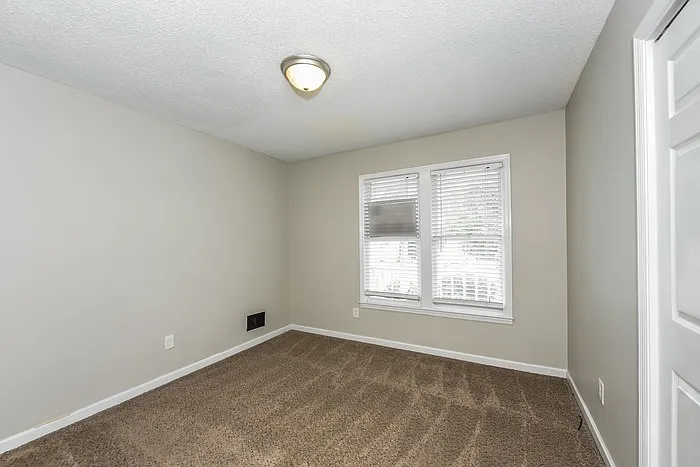 208 Colchester Dr — Photo 10