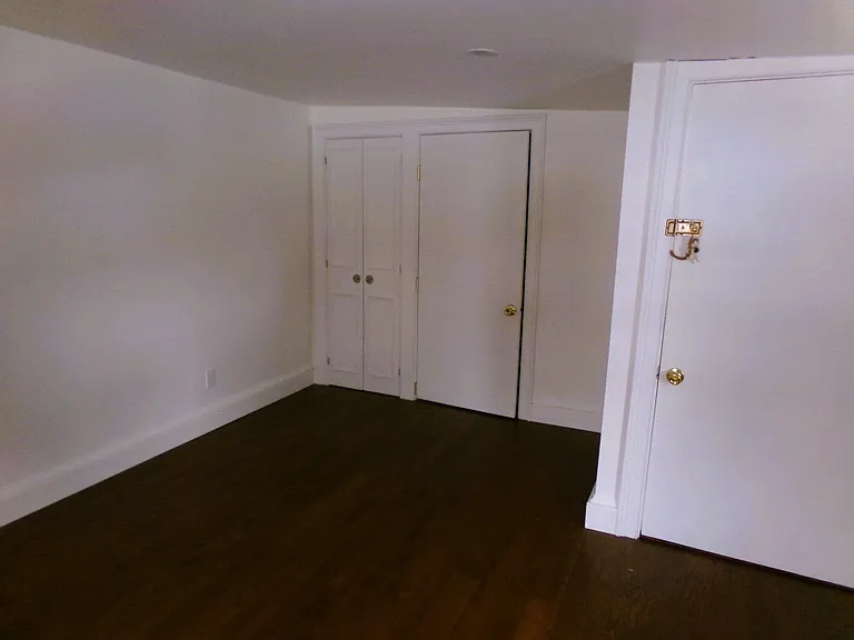 38 E Market St #D — Photo 9