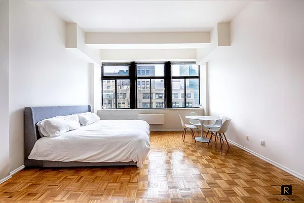 Sold by R New York | media 14